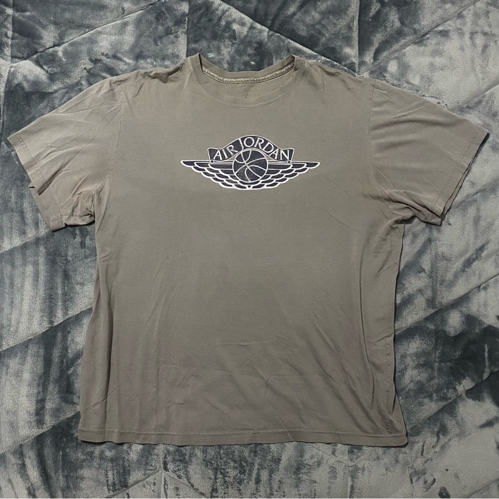 air jordan gray graphic logo tshirt